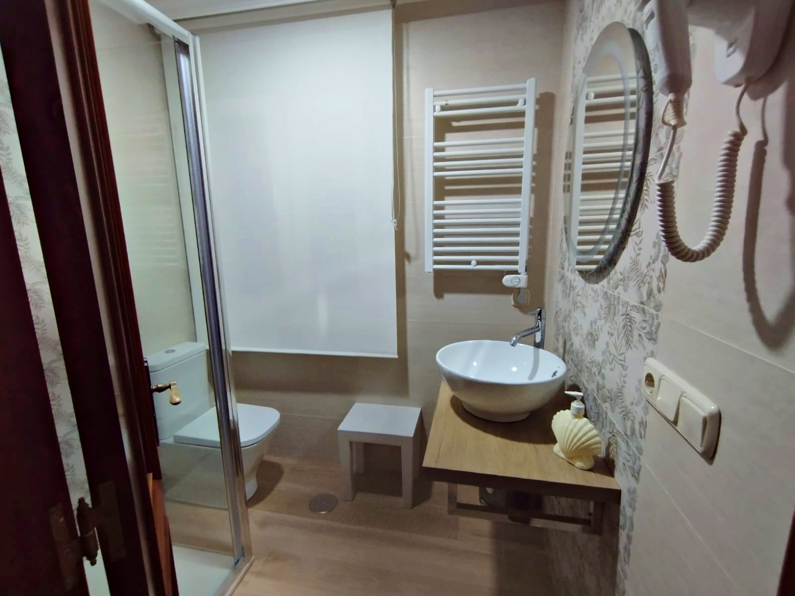 Baño privado reformado en Casa Mariano – Sanxenxo