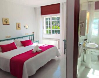 Cama Cómoda En Hostal Rural Cerca De La Playa