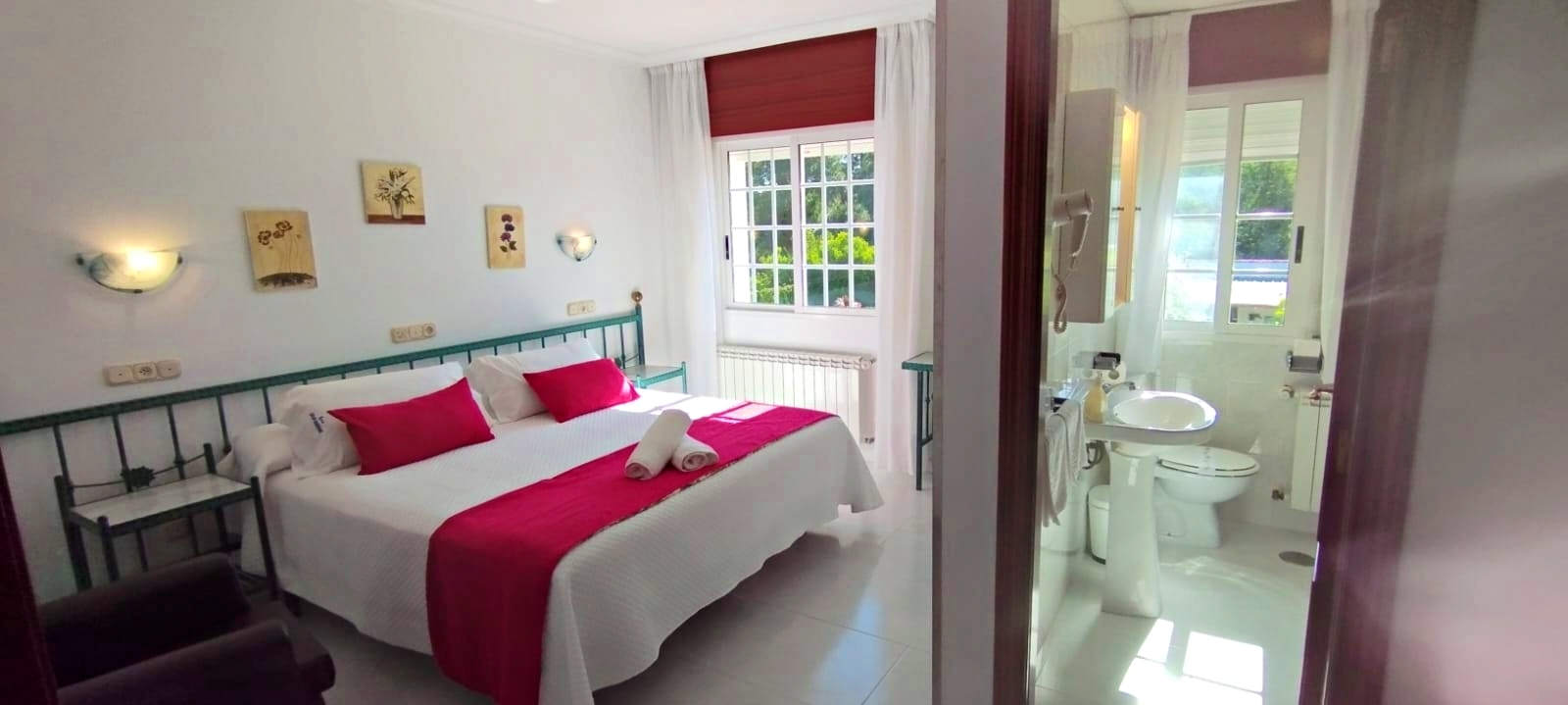 Cama Cómoda En Hostal Rural Cerca De La Playa