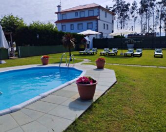 Fachada Del Hostal Con Estilo Rústico Gallego En Las Rías Baixas