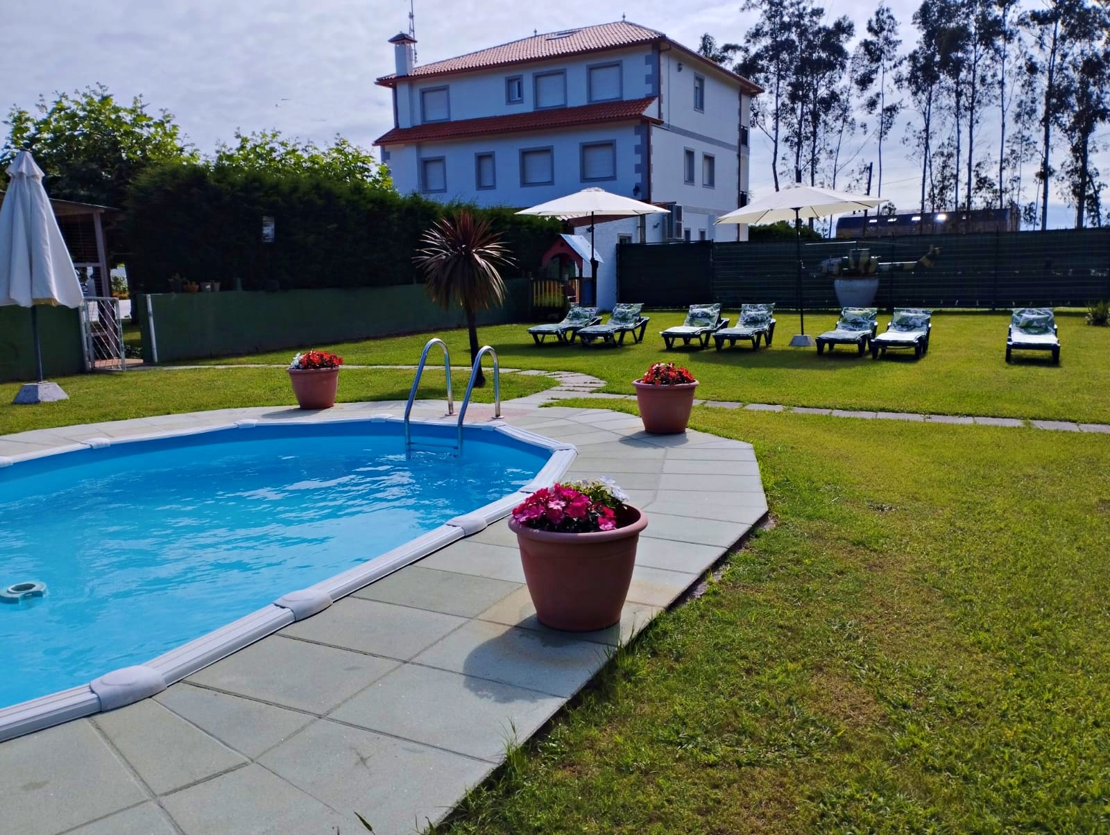 Fachada Del Hostal Con Estilo Rústico Gallego En Las Rías Baixas