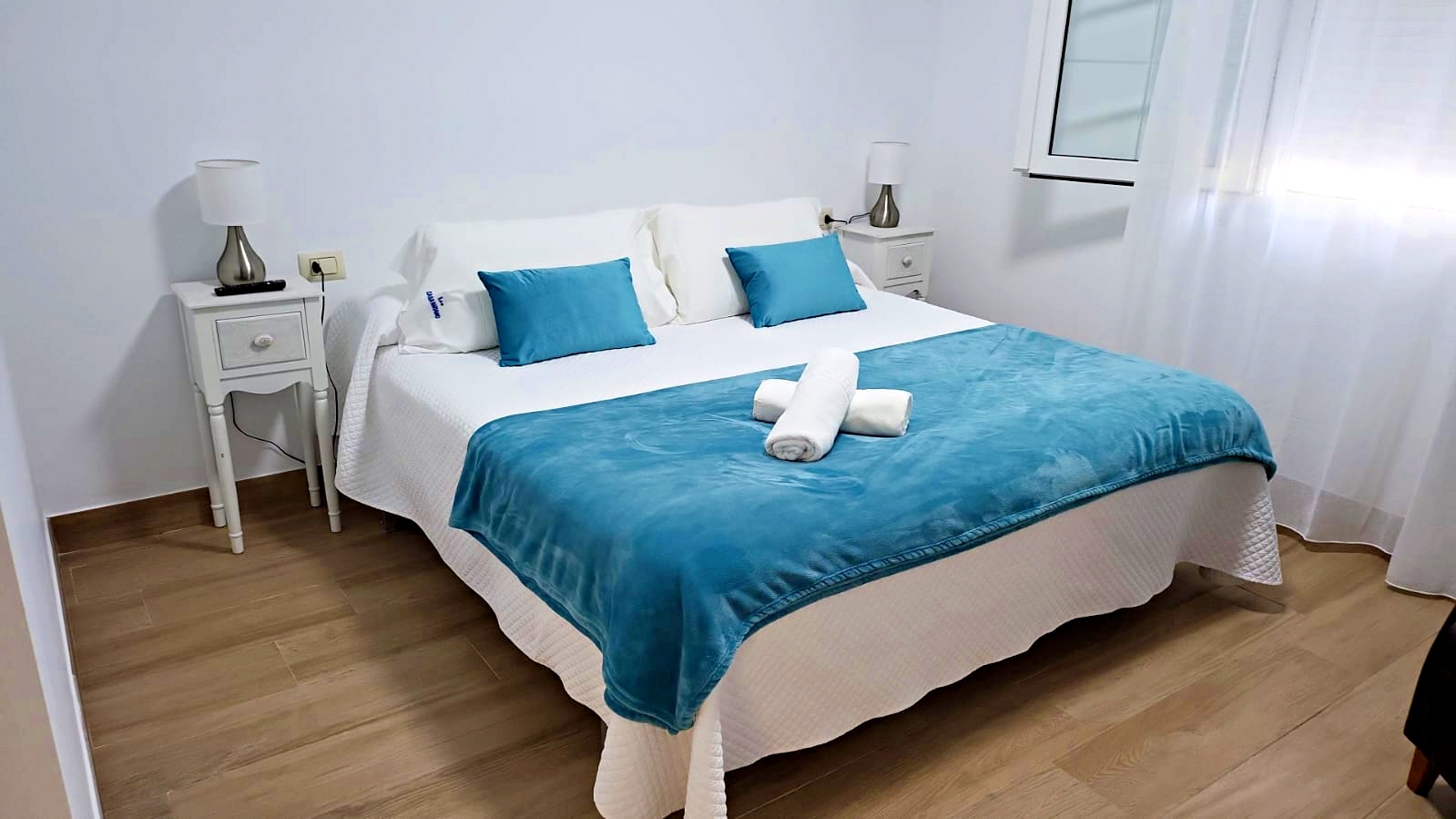 Habitación con cama doble en alojamiento rural gallego