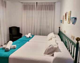 Habitación Para Dos Personas Con Cama De Matrimonio En Alojamiento Rural