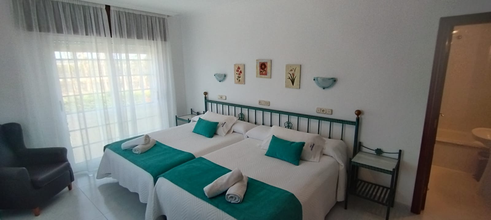 Interior de habitación con estilo rústico y moderno
