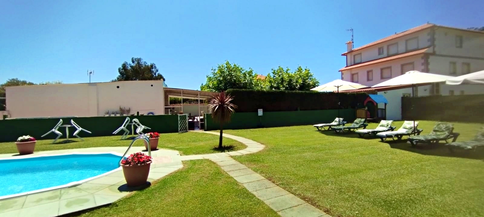 Piscina Exterior Rodeada De Zona Verde En Hostal Rural De Sanxenxo