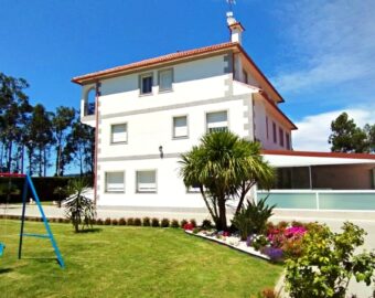 Vista Lateral Del Alojamiento Casa Mariano En Sanxenxo